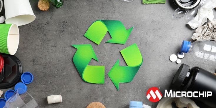 Un symbole de recyclage vert est affiché en évidence sur une surface grise, entouré de divers déchets, y compris des bouteilles en plastique, des gobelets en papier et des capsules en métal.