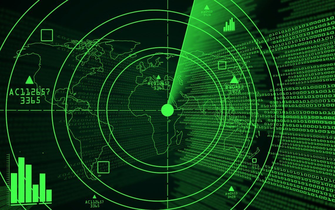 Un écran radar vert affiche une carte du monde avec des cercles concentriques, un code binaire et des lectures de données.