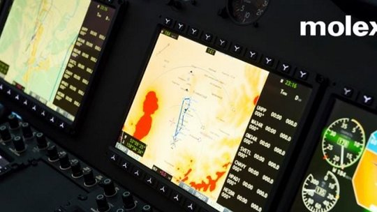 Cockpit d'avion avec plusieurs écrans numériques affichant des visualisations de navigation et de données