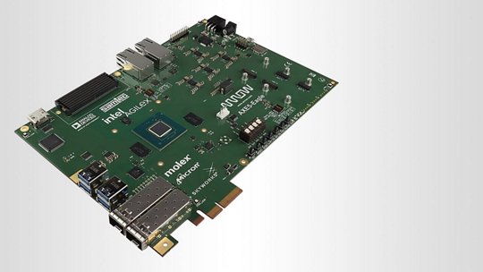 여러 포트, 칩, 및 커넥터가 있는 녹색 회로 기판의 상세한 모습.