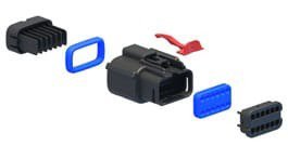 Un set di tre sensori automobilistici neri esposti su uno sfondo bianco.