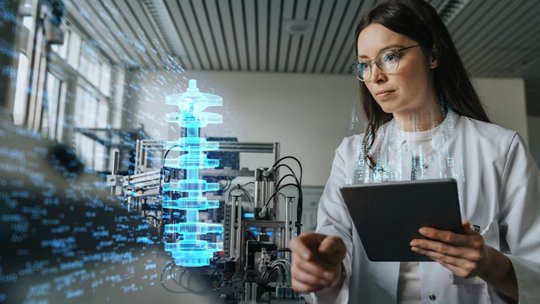 一位穿着白色实验室外套的科学家在高科技实验室环境中操作平板电脑。