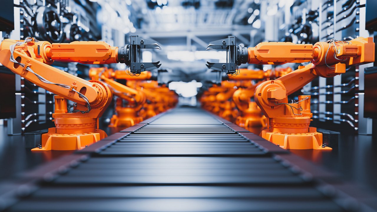Das Bild zeigt mehrere hellorange Roboterarme, die in einem hochtechnologischen industriellen Umfeld entlang eines Förderbands arbeiten.
