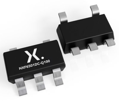 전문적인 환경에서 은색 노트북에 손을 가까이 대고 타이핑하는 모습.