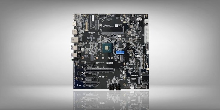 电脑主板的详细视图，展示了各种端口、电路和芯片。