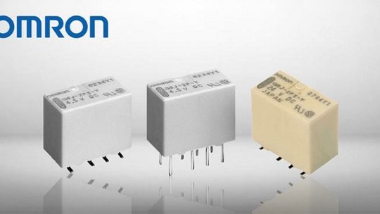 Tre relè elettronici Omron sono mostrati su uno sfondo bianco e pulito. I relè presentano specifiche tecniche visibili stampate sulle loro superfici, inclusi '5V DC' e '10A 250V AC'.