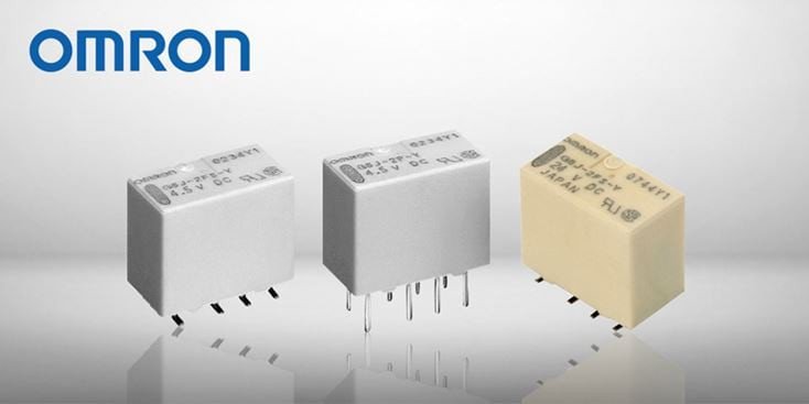 Tre relè elettronici Omron sono esposti su uno sfondo bianco e pulito. I relè presentano specifiche tecniche visibili stampate sulle loro superfici, tra cui '5V DC' e '10A 250V AC'.