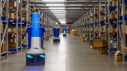 창고 보관 통로의 자동화 로봇