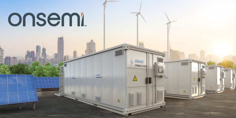 Grandi contenitori bianchi di stoccaggio dell'energia sono installati all'aperto vicino al moderno profilo di una città.