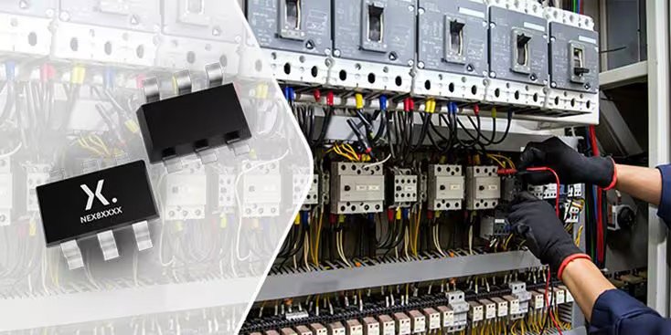 'NEXXXXX'라고 표시된 전기 부품의 클로즈업과 함께 복잡한 배선 패널을 작업 중인 기술자의 모습.