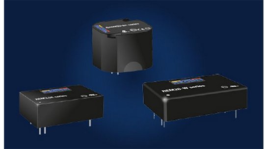 깊은 파란색 배경 위에 세 개의 소형 전자 모듈이 전시되어 있습니다.