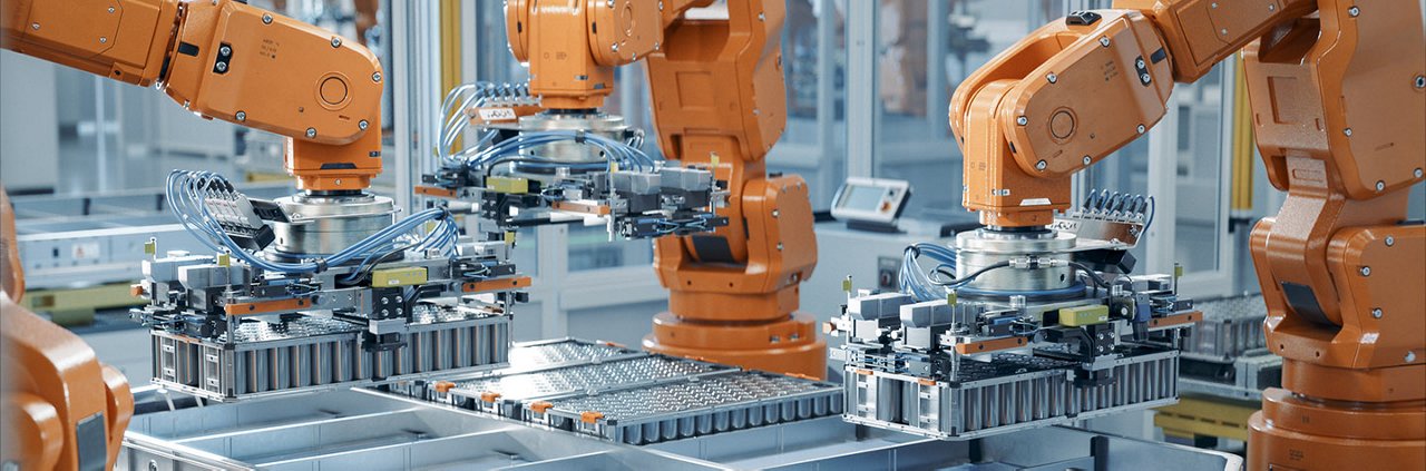 一名技术人员在高科技工业环境中操作机械臂。