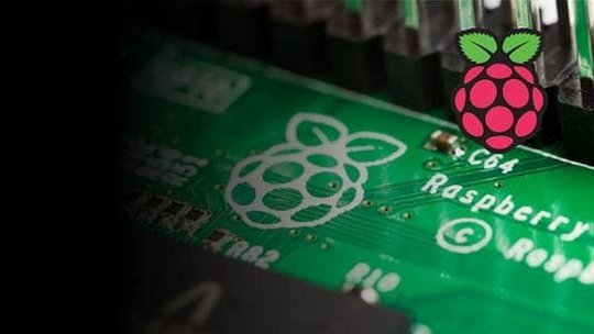 Nahaufnahme einer Raspberry Pi-Platine mit dem Raspberry Pi-Logo und detaillierten elektronischen Bauteilen