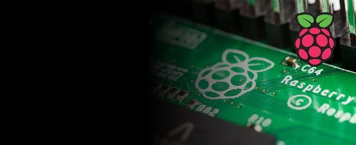 特写视角的Raspberry Pi电路板，展示了Raspberry Pi徽标和精密的电子元件