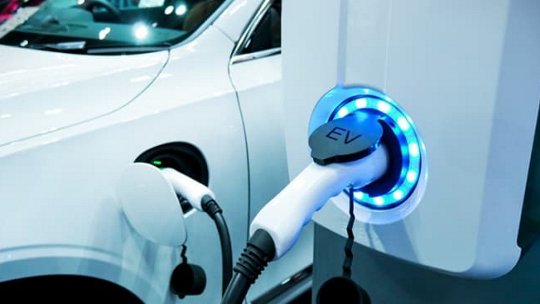Véhicule électrique connecté à une borne de recharge