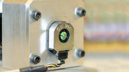 Une vue détaillée d'un capteur industriel étiqueté 'CUI INC' monté dans un boîtier métallique