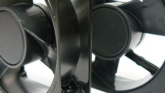 서로 겹쳐진 블랙 컴퓨터 팬 두 개, 팬 블레이드와 모터 하우징 포함.