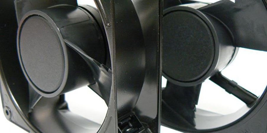 两个重叠的黑色电脑风扇，带有扇叶和马达外壳。