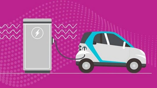 전기 자동차가 충전소에 연결된 모습이 그래픽 디자인으로 표현되었습니다.