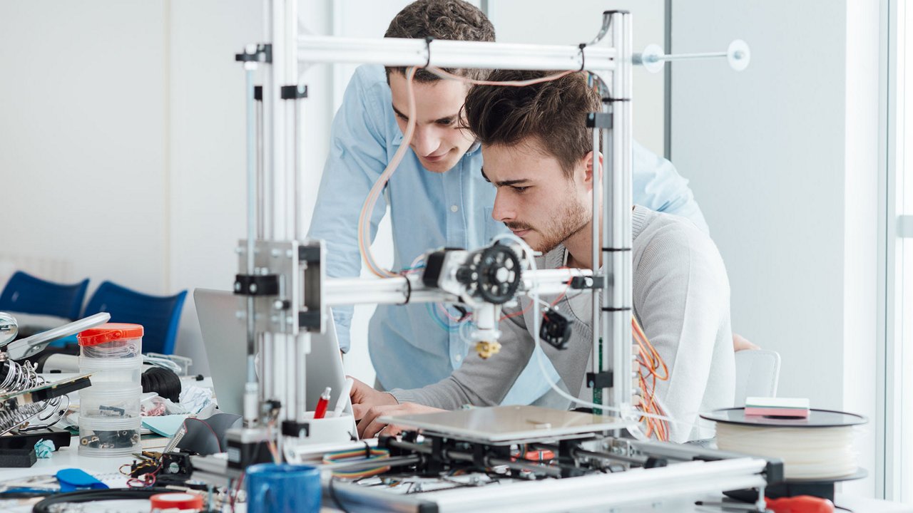 현대적인 3D 프린터가 밝고 협력적인 작업 공간의 초점입니다.