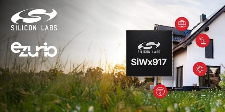 Puce Silicon Labs SiWx917 affichée en évidence avec une maison moderne en arrière-plan. Le cadre présente un champ herbeux au coucher du soleil, mettant en avant la connectivité et la technologie de maison intelligente.