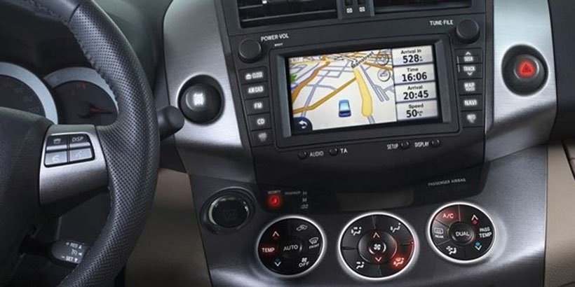 带有导航系统、气候控制和时间显示的汽车仪表盘。