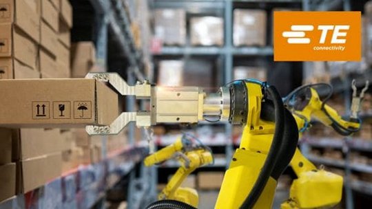 창고 환경에서 로봇 팔이 골판지 상자를 들어 올리는 모습이 보이며, 물류 자동화를 선보이고 있습니다.