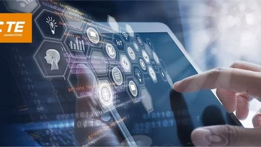 Un gros plan d'une main interagissant avec une interface tactile transparente affichant des icônes futuristes et des données visuelles. Le cadre suggère un environnement de haute technologie axé sur l'innovation et la connectivité. Le logo TE Connectivity est clairement visible dans le coin supérieur gauche, soulignant la présence de la marque dans les solutions technologiques avancées.