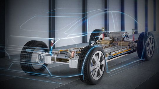 Une vue détaillée du châssis d'une voiture électrique présentant ses composants internes, y compris le bloc-batterie, le système de suspension et la transmission.