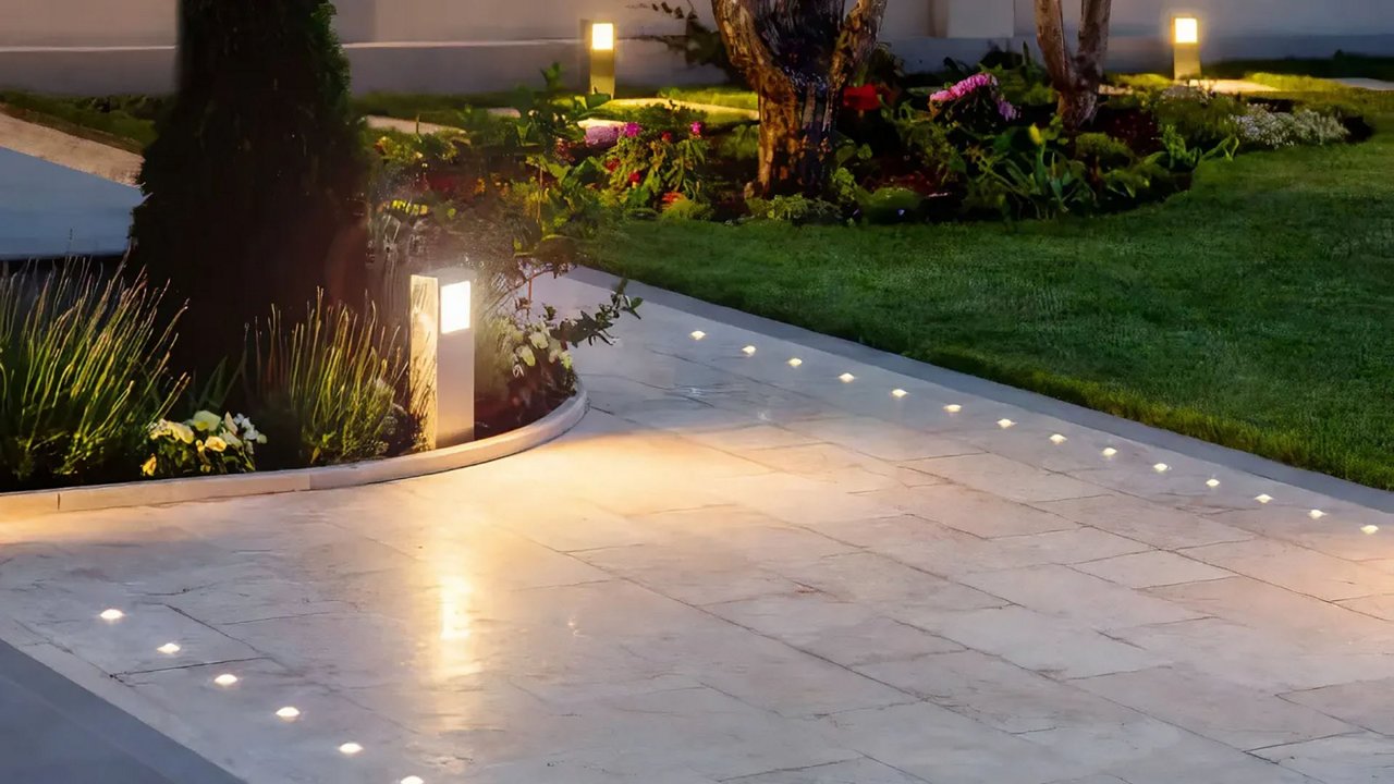 Percorso esterno moderno con illuminazione da giardino