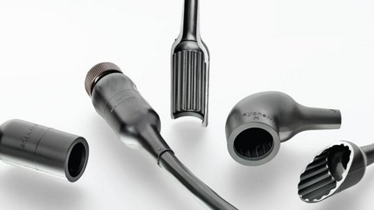 Une collection d'accessoires d'outils en métal noir présentée sur un fond blanc propre