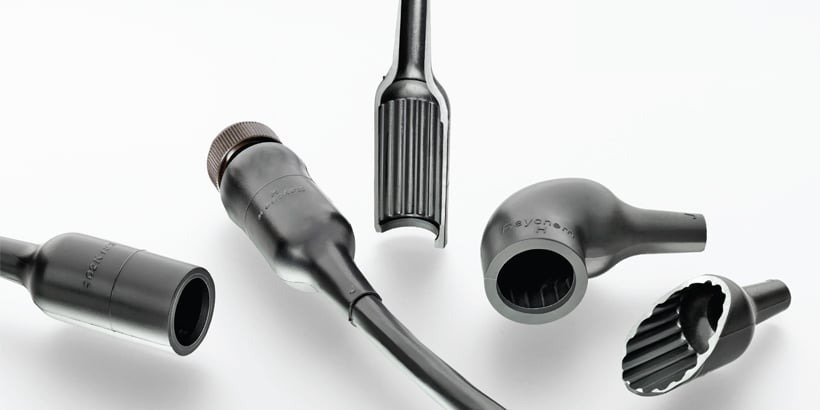 Une collection d'accessoires d'outils en métal noir présentée sur un fond blanc propre