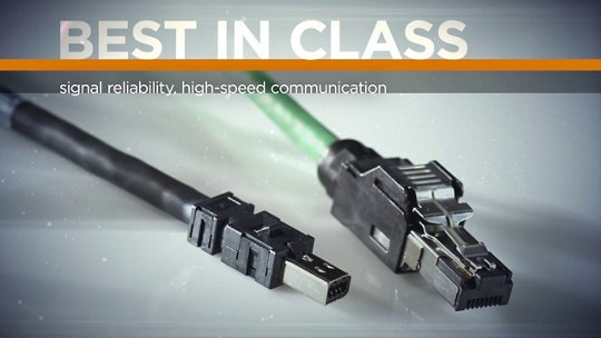 Gros plan de deux câbles de communication haute vitesse montrant leurs connecteurs. L'image met en avant la fiabilité du signal et la technologie avancée, avec le texte 'BEST IN CLASS' affiché en évidence.