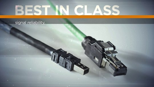 Gros plan de deux câbles de signal présentant des connecteurs avancés.