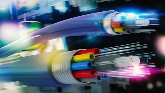 Una vista detallada de cables de fibra óptica que muestra un cableado interno vibrante en rojo, azul, amarillo y verde