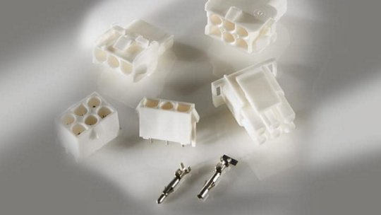 一组白色塑料电气连接器展示在中性色背景上