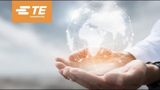Une paire de mains berce délicatement un globe numérique luminescent, symbolisant la connectivité mondiale et l'innovation. L'image présente un réseau de nœuds et de lignes interconnectés, représentant la technologie et la communication. Le logo TE Connectivity est affiché de manière proéminente dans le coin supérieur gauche, soulignant l'accent mis par la marque sur les solutions de connectivité.