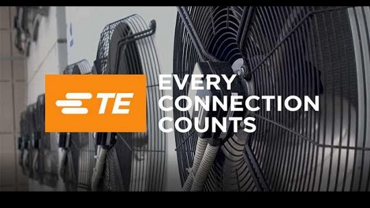 一排工业风扇展示在一个整洁的室内环境中。