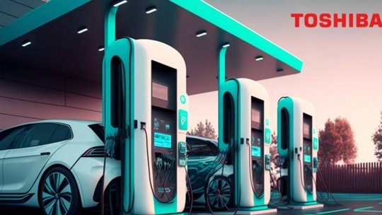 Estación de carga de vehículos eléctricos moderna con la marca Toshiba
