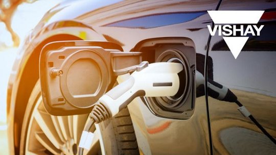 Port de charge pour véhicule électrique avec un câble de charge blanc connecté.