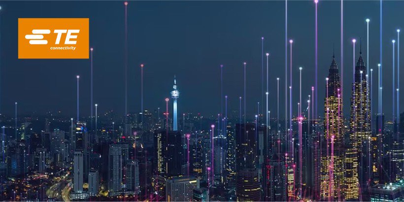 Imagen del horizonte de la ciudad por la noche mostrando el logotipo de TE Connectivity