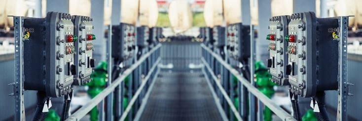 Una vista simmetrica dei pannelli di controllo industriali in un ambiente di fabbrica