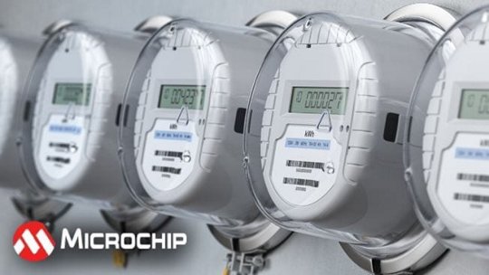 Una fila de modernos medidores digitales de electricidad expuestos en un entorno industrial limpio