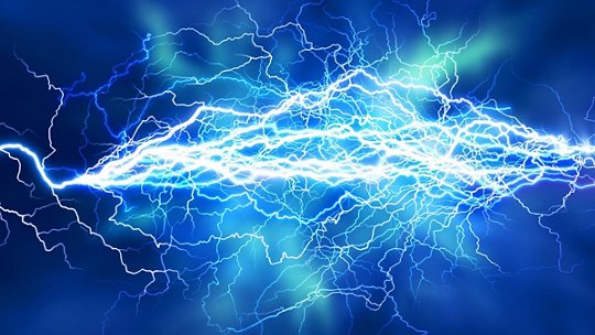 青い背景に青い稲妻の閃光の画像