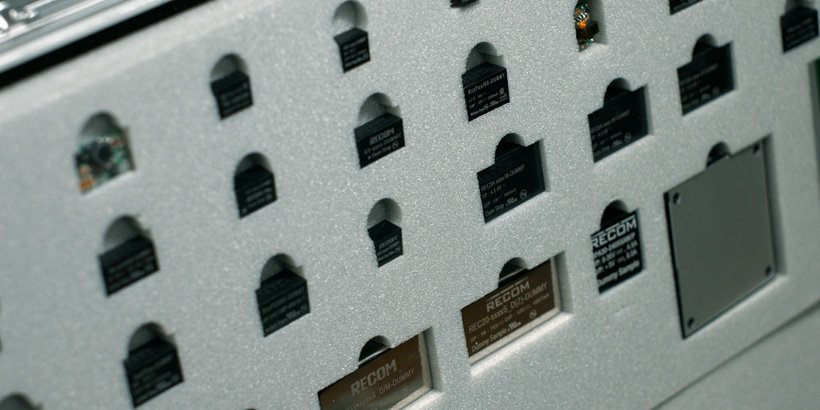 フォーム包装内のRECOM電子部品の画像