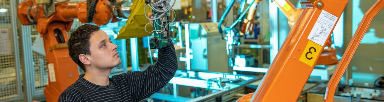 생산 엔지니어에 의한 로봇 암 프로그래밍