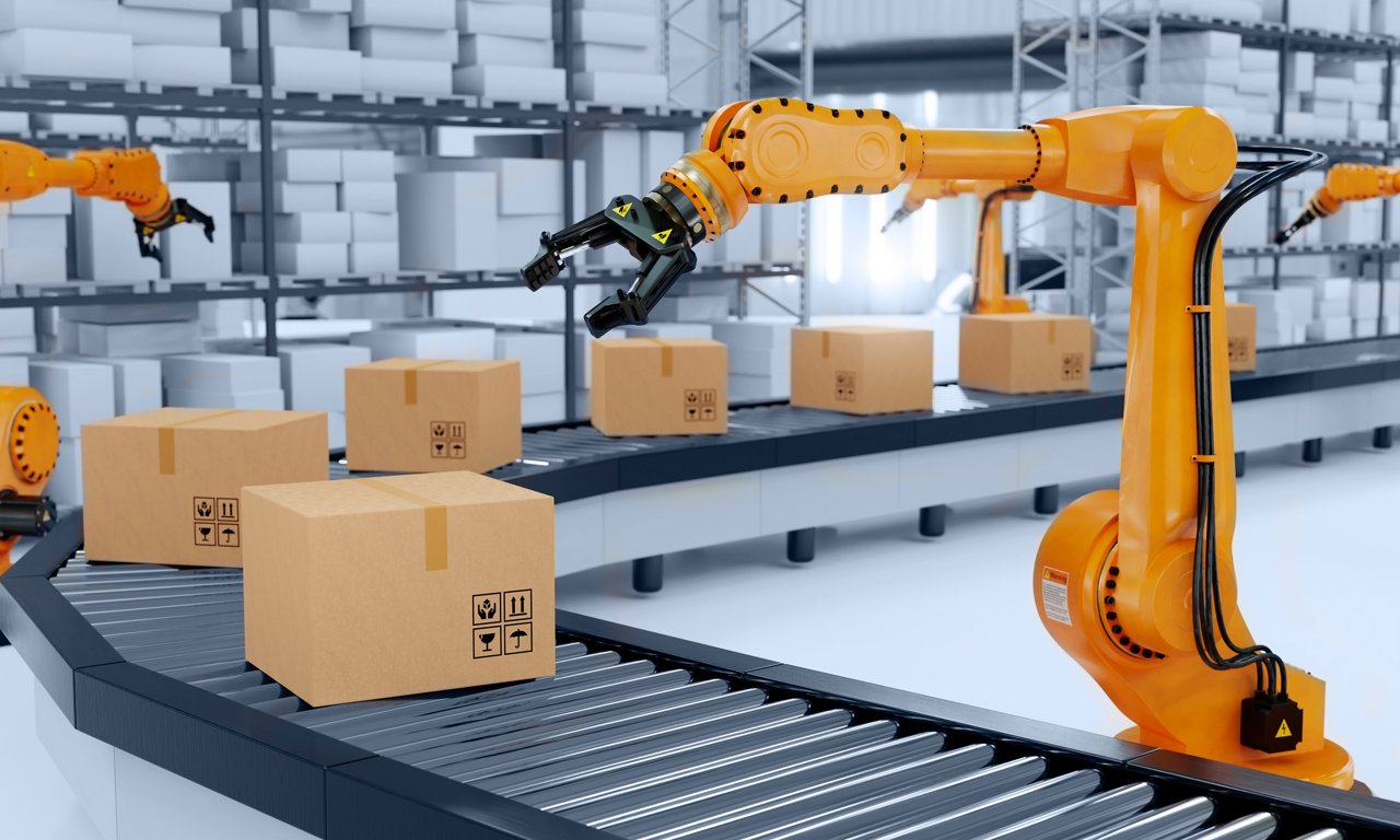 Ein Roboterarm, der Kisten auf einem Fließband in einem Lager bewegt
