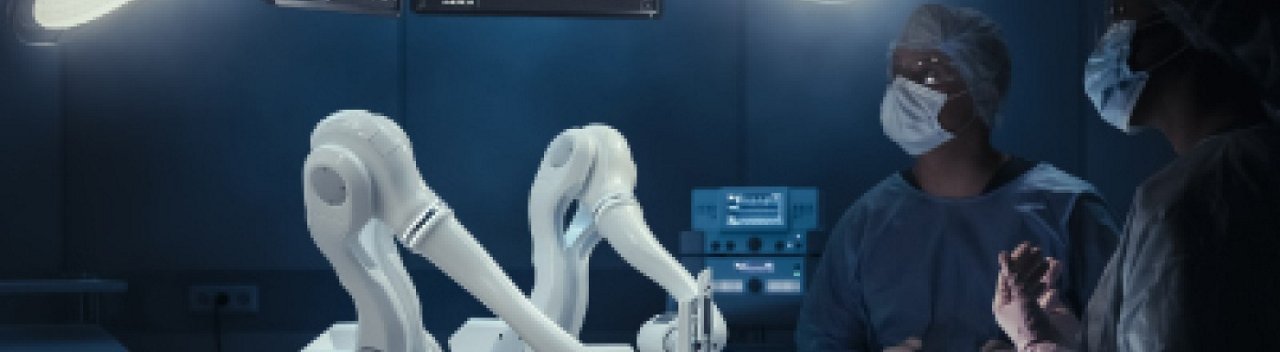 환자의 수술을 진행 중인 자동 로봇 팔을 관찰하는 외과 의사들의 이미지