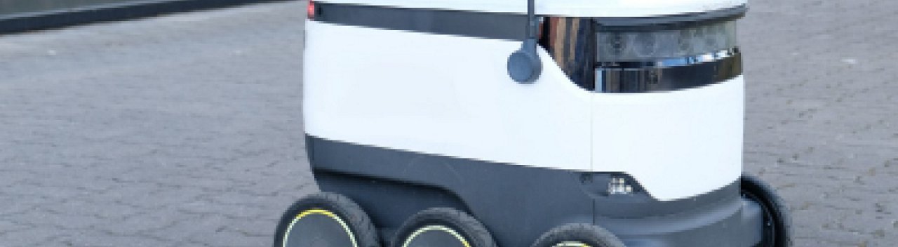 거리에서 자율 배송 로봇 이미지