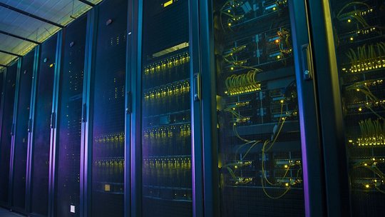 서버룸의 컴퓨터 네트워크 서버 이미지